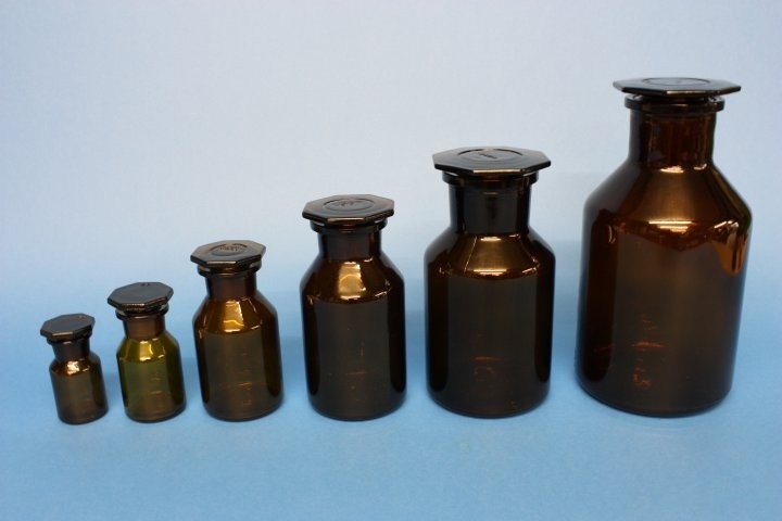 Steilbrustflasche, 50 ml, Weithals, braun, mit NS-Glasstopfen