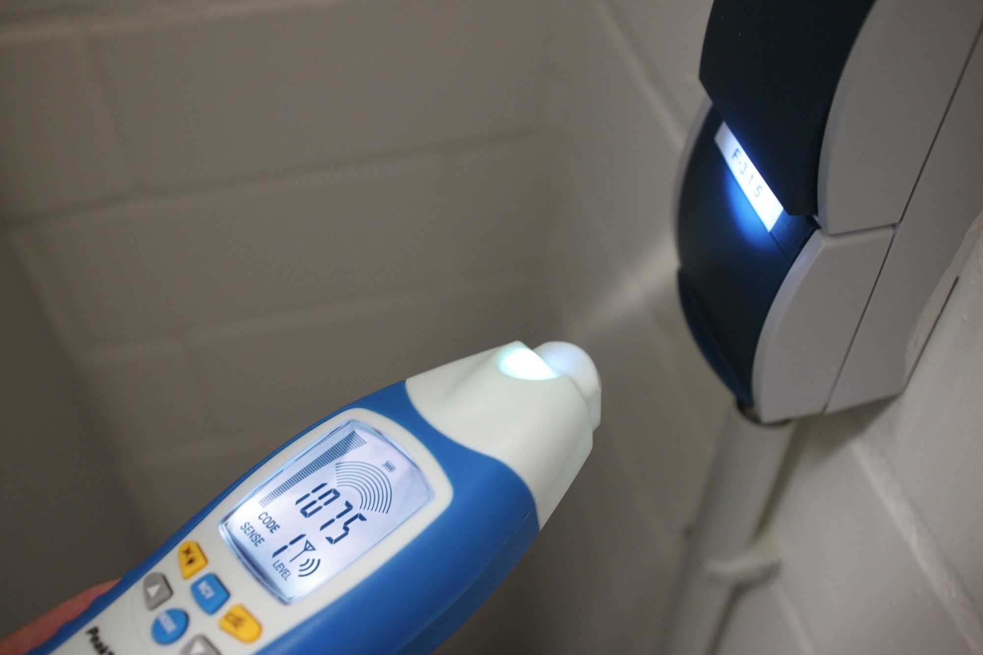 Leitungssuchgerät / Stromkreisdetektor mit Sender & Empfänger «PeakTech® P 3435»