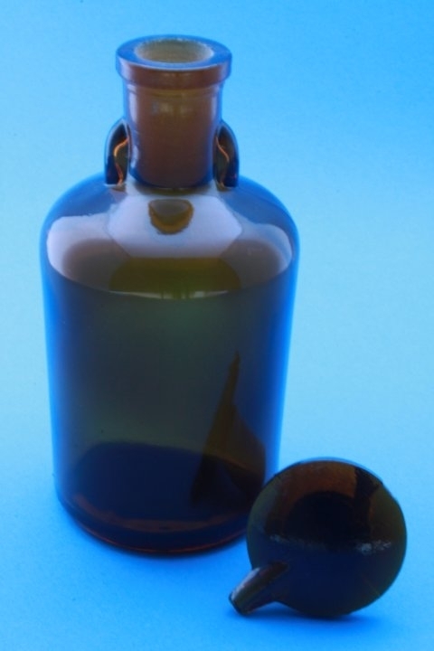 Tropfflasche, braun, 100 ml, (TK), mit flachem Deckelstopfen