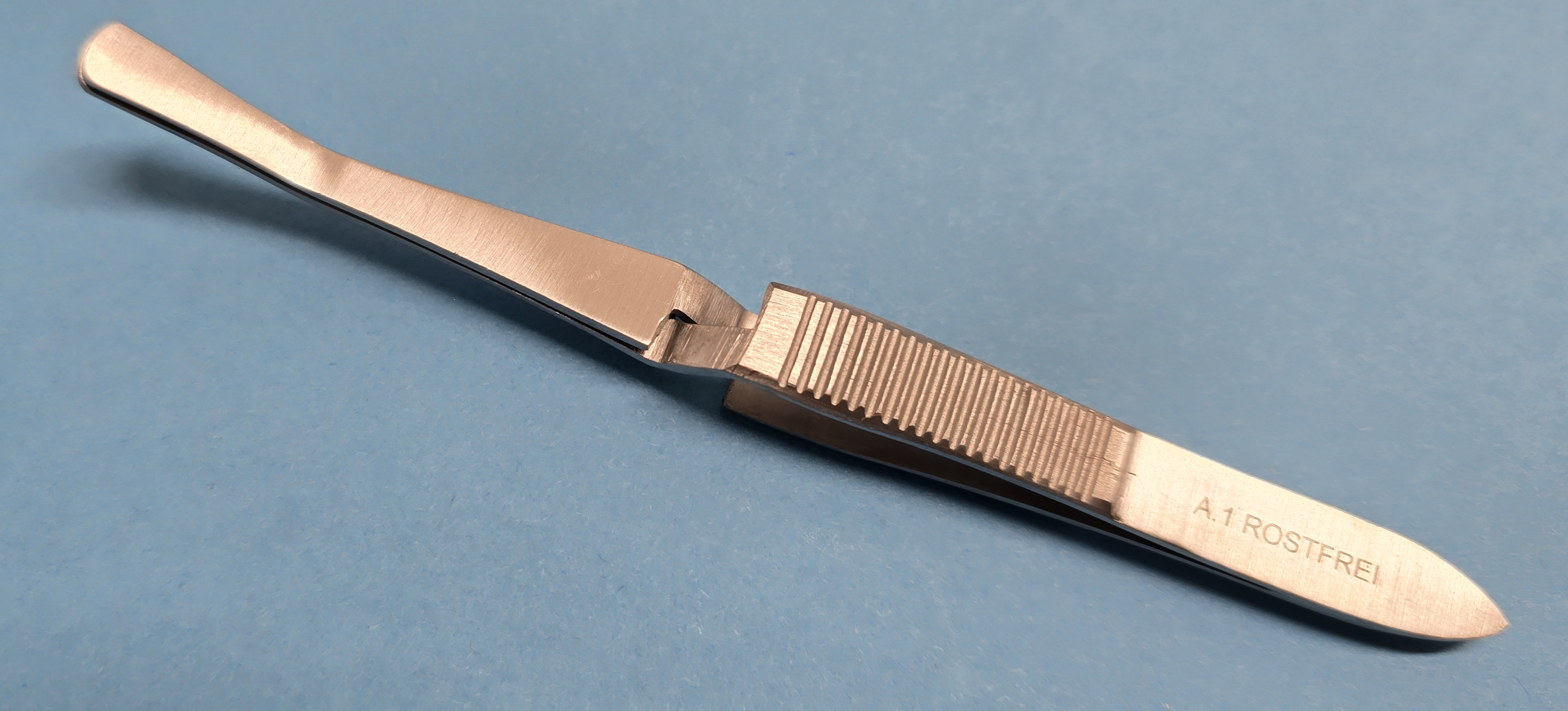 Deckglaspinzette selbstklemmend, gebogen, 105 mm lang.