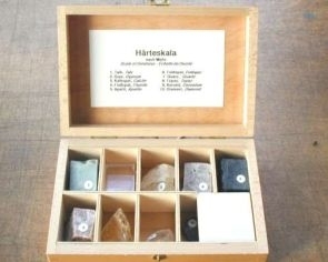 Kleine Härteskala nach MOHS im Holzkasten