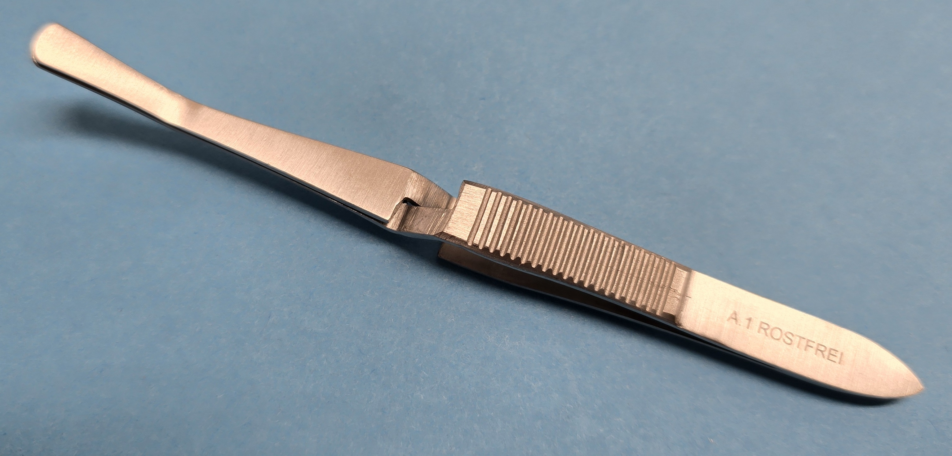 Deckglaspinzette selbstklemmend, gebogen, 105 mm lang.