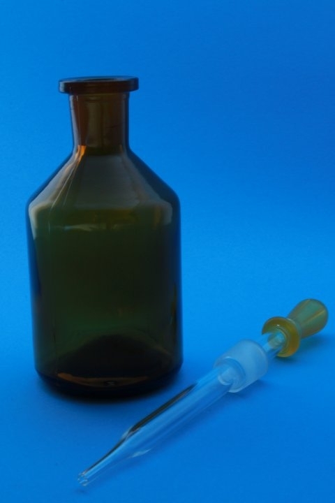 Pipettenflaschen, braun, 100 ml und Gummihütchen