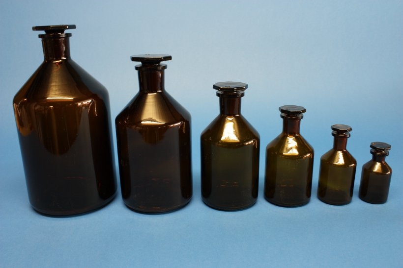 Steilbrustflasche, 500 ml, Enghals, braun, mit NS-Glasstopfen