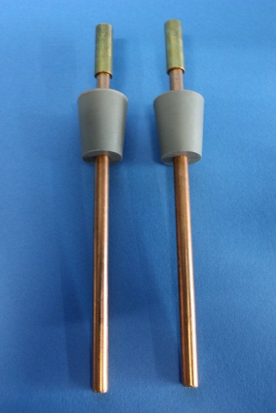 Kupfer-Elektrodenpaar zum Hoffmann-Apparat, Länge: 150 mm lang, mit Gummistopfen