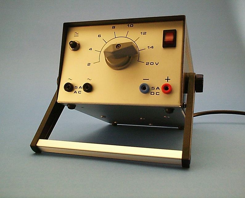 Kleinspannungsnetzgerät 2 - 20 Volt AC/DC 5 A., Stufenschalter