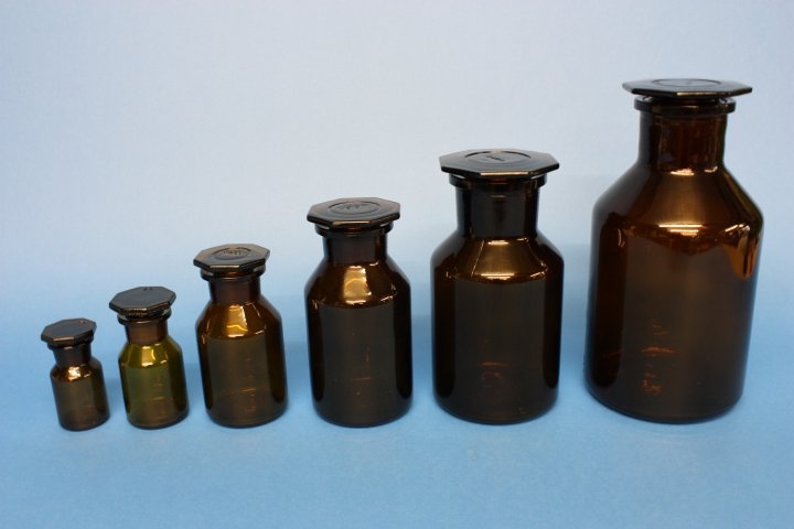 Steilbrustflasche, 100 ml, Weithals, braun, mit NS-Glasstopfen