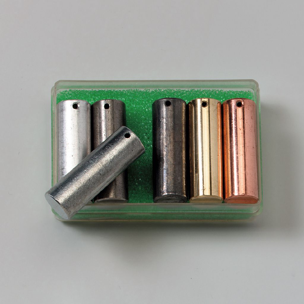 Metallzylinder mit gleichen Volumen bestehend aus 5 Teilen ohne Blei (Pb)