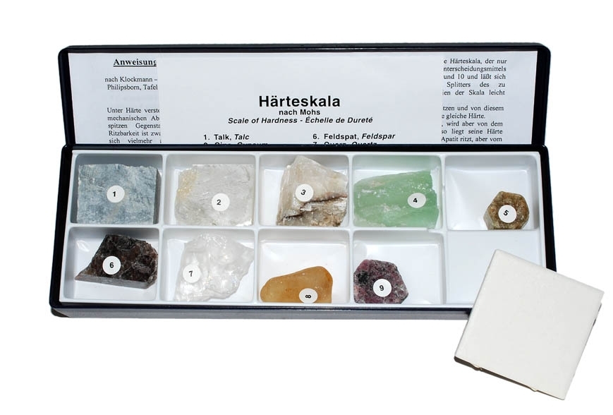Kleine Härteskala nach Mohs mit Mineralien der Härte 1 bis 9, im Kunststoffetui