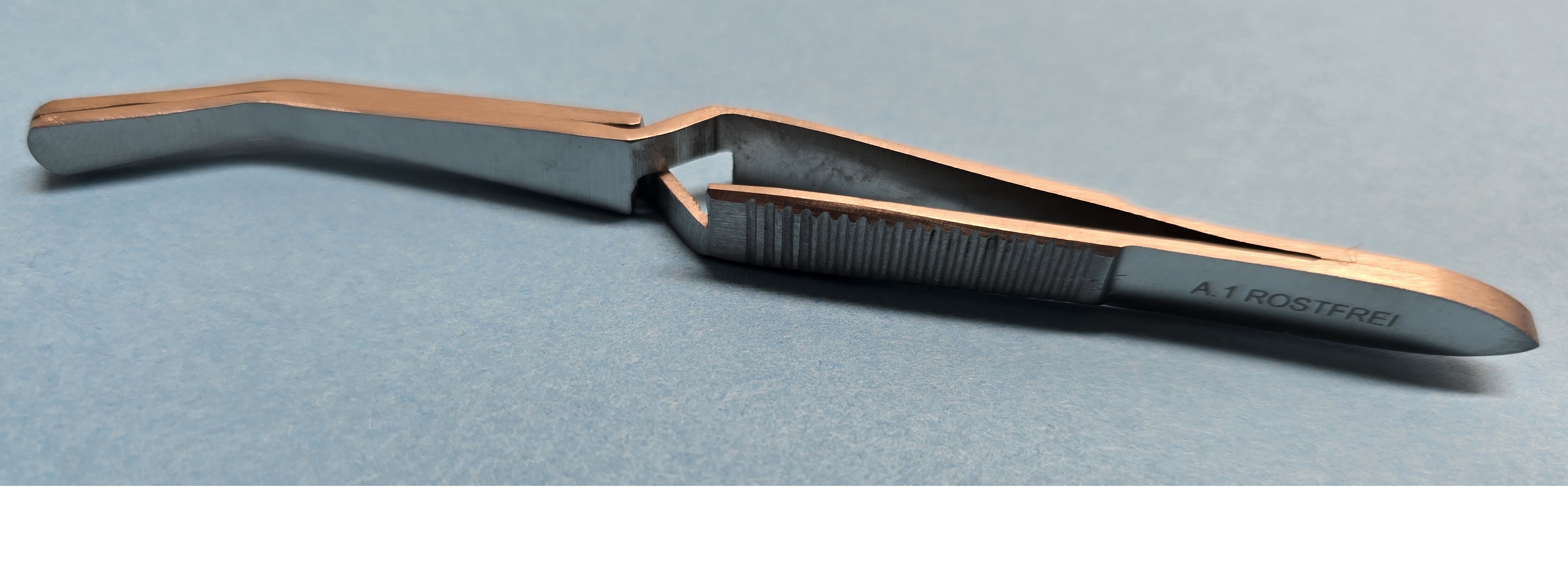 Deckglaspinzette selbstklemmend, gebogen, 105 mm lang.