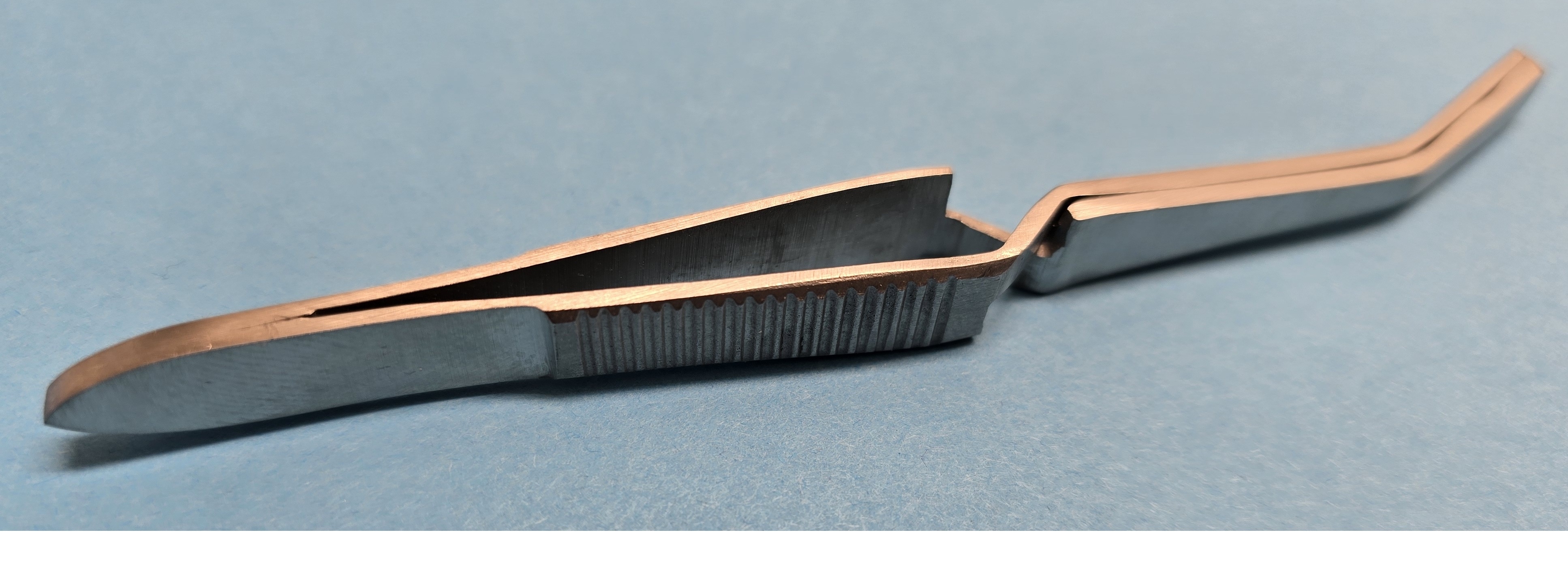 Deckglaspinzette selbstklemmend, gebogen, 105 mm lang.