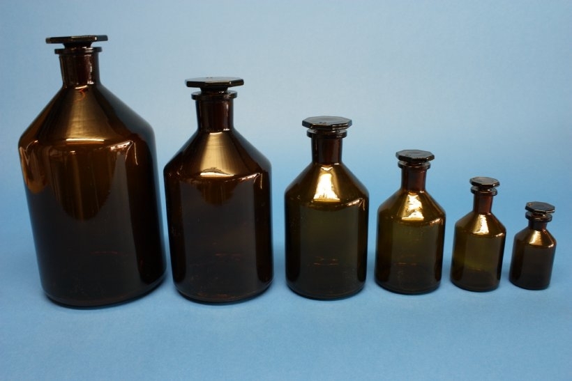 Steilbrustflasche, 100 ml, Enghals, braun, mit NS-Glasstopfen