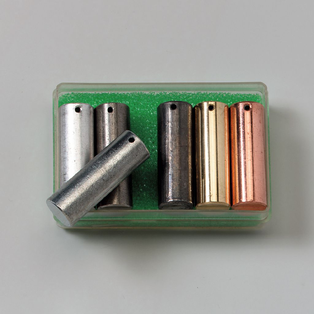 Metallzylinder mit gleichen Volumen bestehend aus 5 Teilen ohne Blei (Pb)