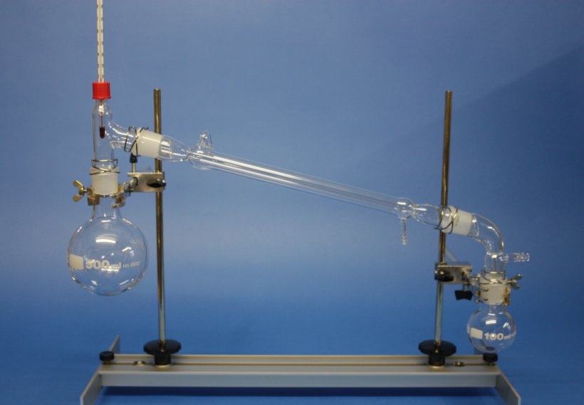 Destillation mit Liebigkühler und Stativ, NS 29/32